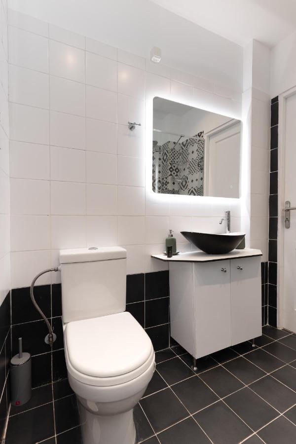 Modern Apartment, Short Walk To Acropolis Sites アテネ エクステリア 写真
